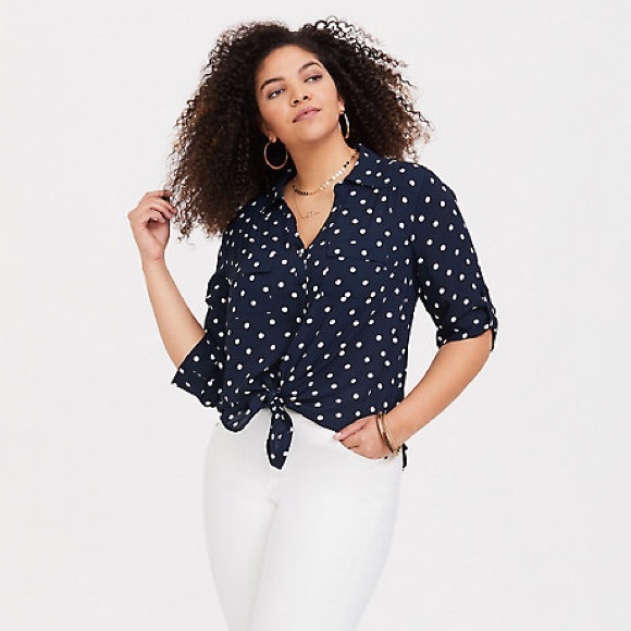 ❌SOLD❌ NAVY POLKA DOT GEORGETTE BLOUSE - Picture 2 of 6